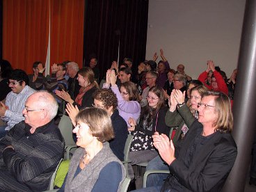 De zaal applaudiseert